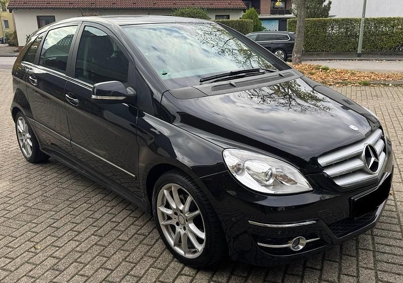 Schwarz Gebraucht 2010 Mercedes B200 Van / Kleinbus | 7.899 € (Fairer Preis) - Bild 1/4