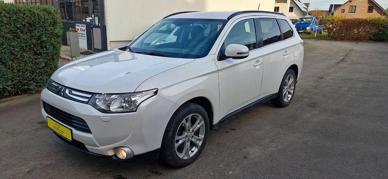 Weiß Gebraucht 2014 Mitsubishi Outlander Diamant Edition SUV | 7.550 € (Etwas zu teuer) - Bild 1/4