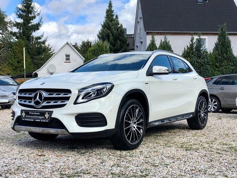 Weiß Gebraucht 2017 Mercedes GLA180 AMG SUV | 20.900 € (Guter Preis) - Bild 1/4