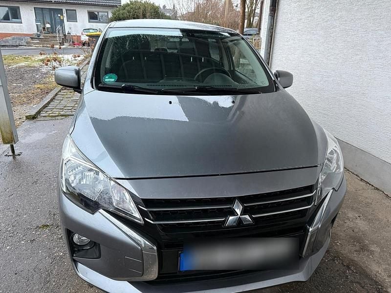 Grau Gebraucht 2023 Mitsubishi Space Star Select+ Kleinwagen | 10.999 € (Superpreis) - Bild 1/4