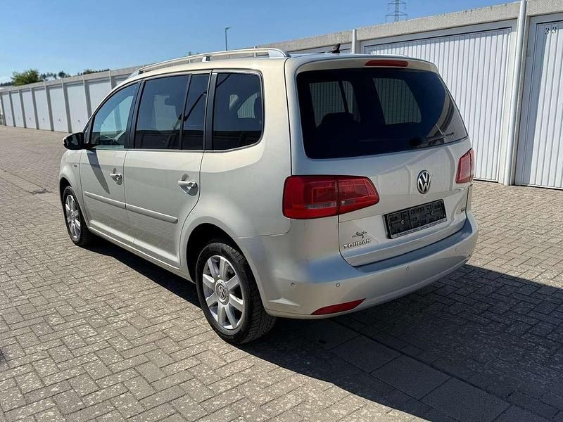 Gebraucht VW Touran Life 140 PS (102 kW) 2013 Silver leaf metallic Van / Kleinbus