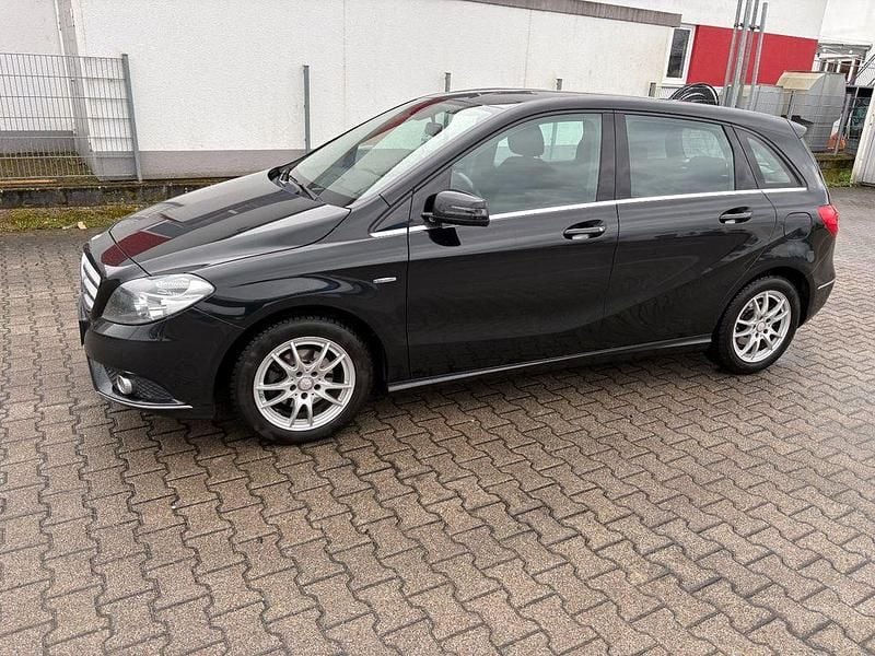 Gebraucht Mercedes B180 122 PS (89 kW) 2012 Schwarz Van / Kleinbus