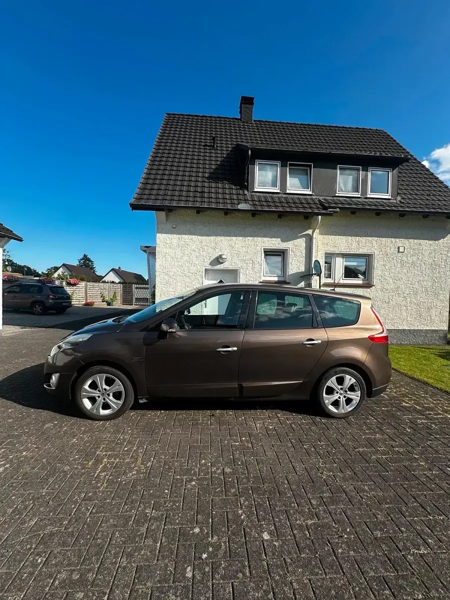 Gebraucht Renault Scénic 131 PS (96 kW) 2010 Braun Van / Kleinbus