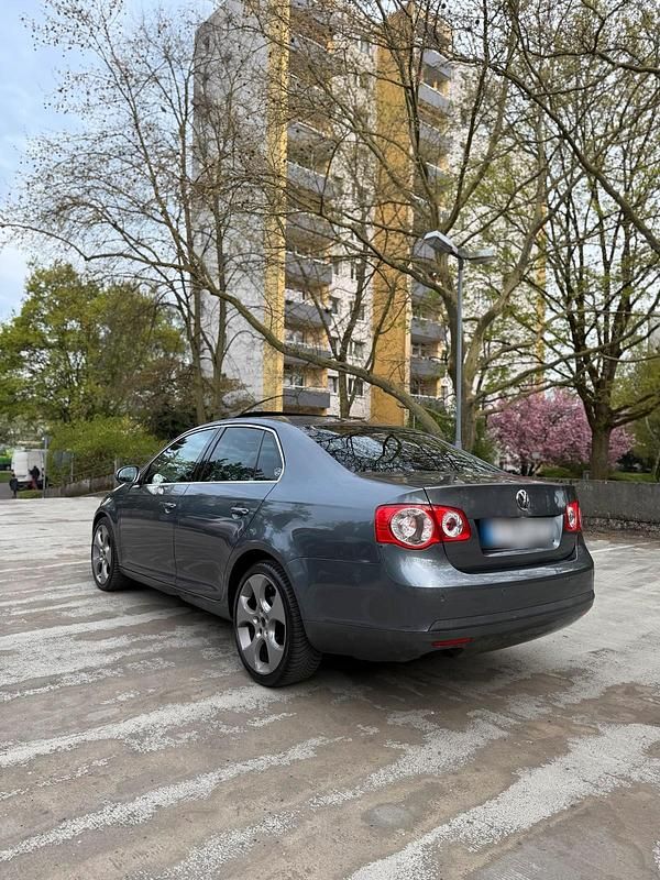 Gebraucht VW Jetta 105 PS (77 kW) 2009 Grau Limousine