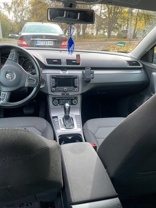 Braun Gebraucht 2011 VW Passat Limousine | 8.200 € (Fairer Preis) - Bild 1/4