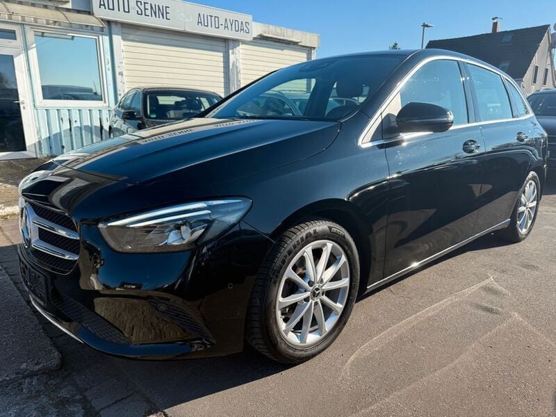 Schwarz Gebraucht 2020 Mercedes B180 AMG line Van / Kleinbus | 22.999 € (Fairer Preis) - Bild 1/4