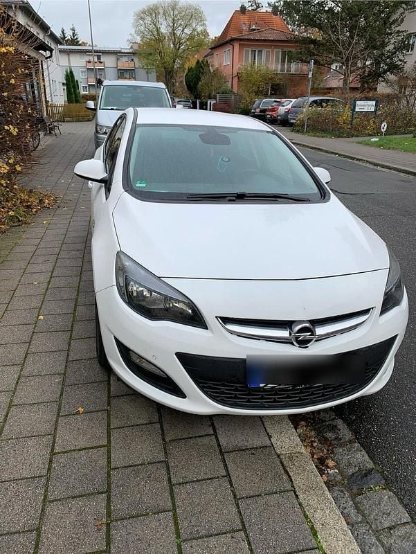 Weiß Gebraucht 2015 Opel Astra Limousine | 9.000 € (Guter Preis) - Bild 1/4