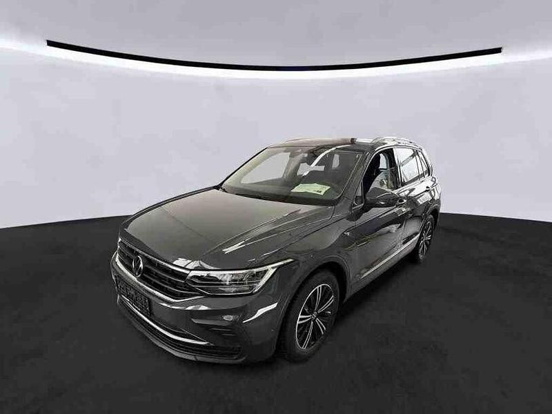 Gebraucht VW Tiguan Active 131 PS (96 kW) 2022 Delfingrau SUV
