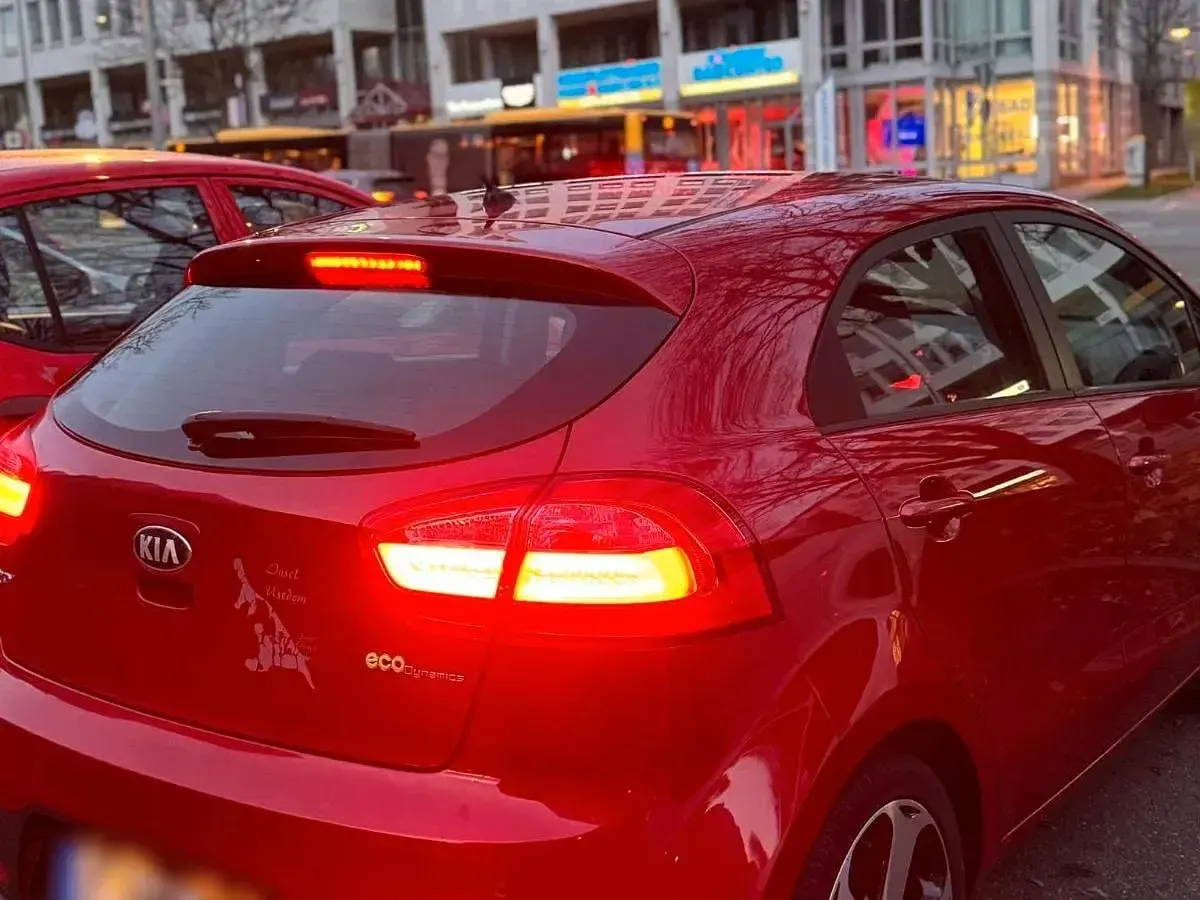 Gebraucht Kia Rio 90 PS (66 kW) 2014 Rot Limousine