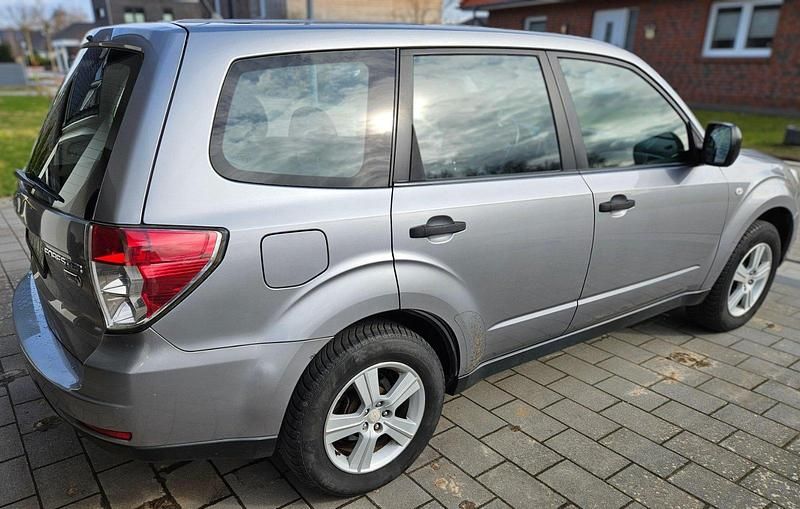 Gebraucht Subaru Forester Active 147 PS (108 kW) 2010 Silber SUV