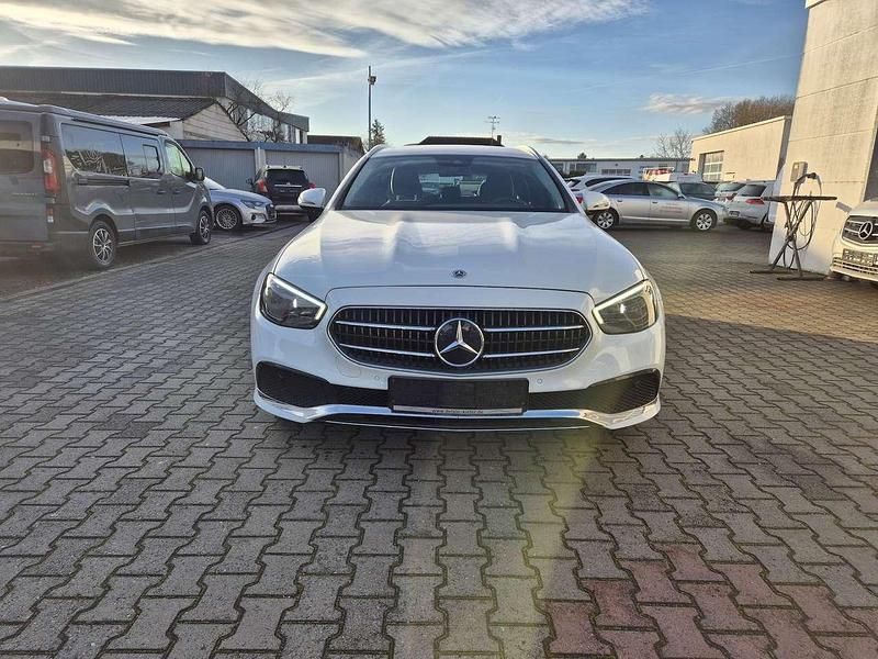 Gebraucht Mercedes E300 Avantgarde 320 PS (235 kW) 2021 Polarweiss Kombi