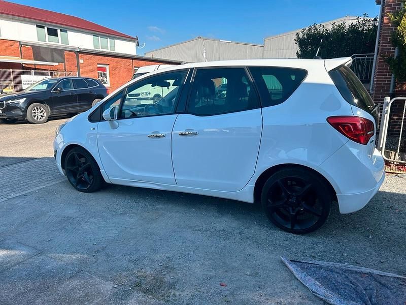 Gebraucht Opel Meriva Edition 131 PS (96 kW) 2011 Weiß Van / Kleinbus