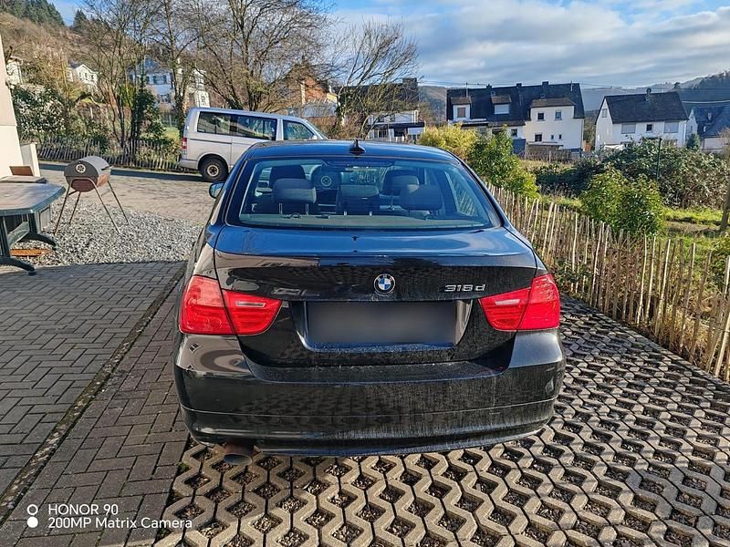 Gebraucht BMW 318 143 PS (105 kW) 2011 Schwarz Limousine