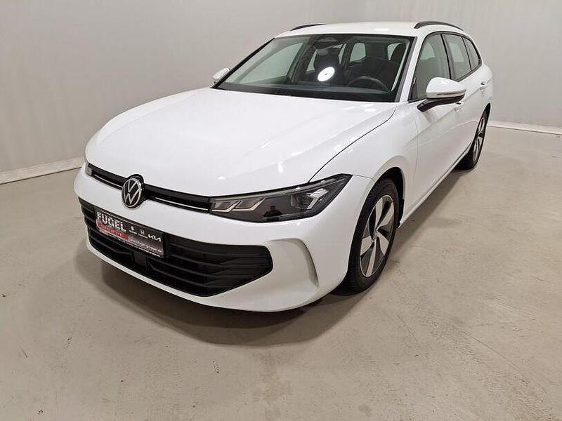 Gebraucht VW Passat 150 PS (110 kW) 2024 Pure white Kombi