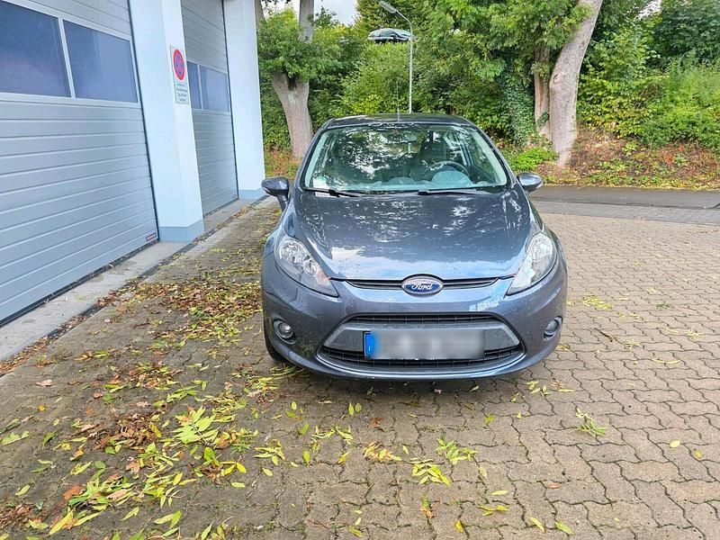 Grau Gebraucht 2010 Ford Fiesta Titanium Kleinwagen | 2.650 € (Fairer Preis) - Bild 1/4