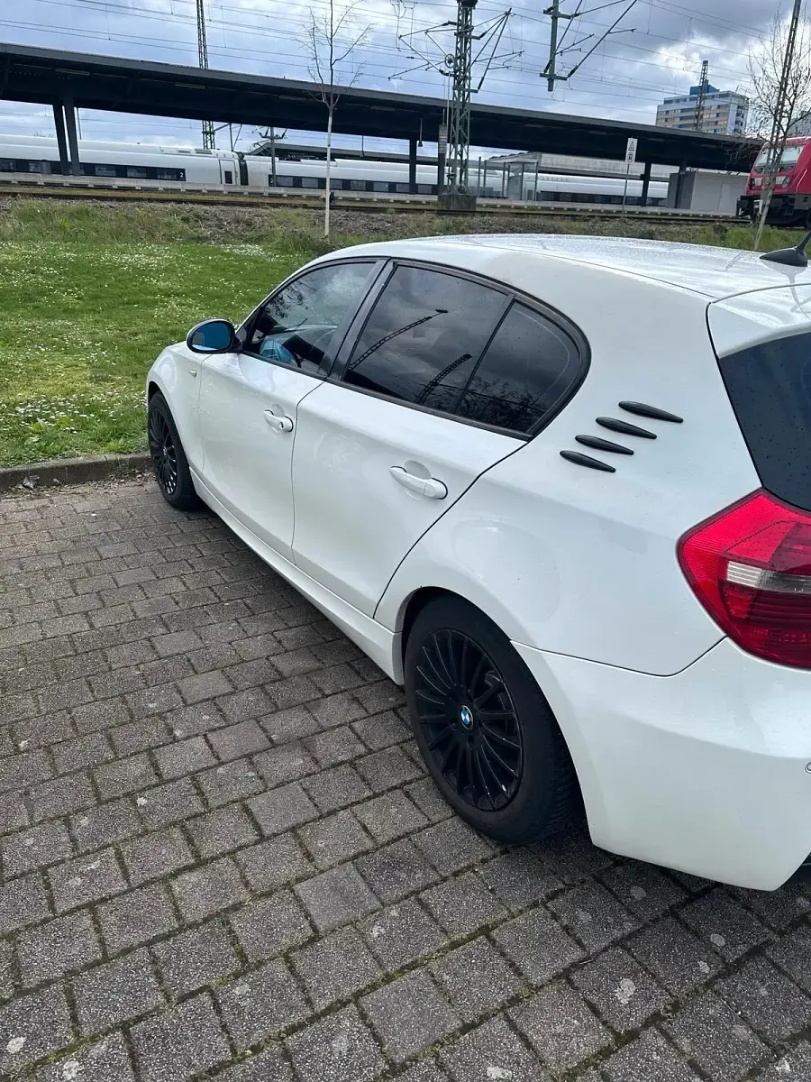 Gebraucht BMW 120 210 PS (154 kW) 2009 Weiß Kleinwagen