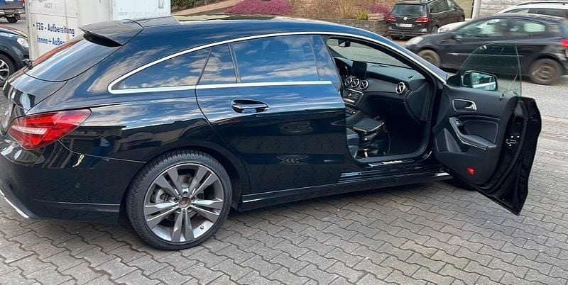 Gebraucht Mercedes CLA180 122 PS (89 kW) 2016 Schwarz Limousine