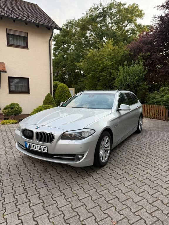 Silber Gebraucht 2010 BMW 523 Sport Line Kombi | 12.999 € (Teuer) - Bild 1/4