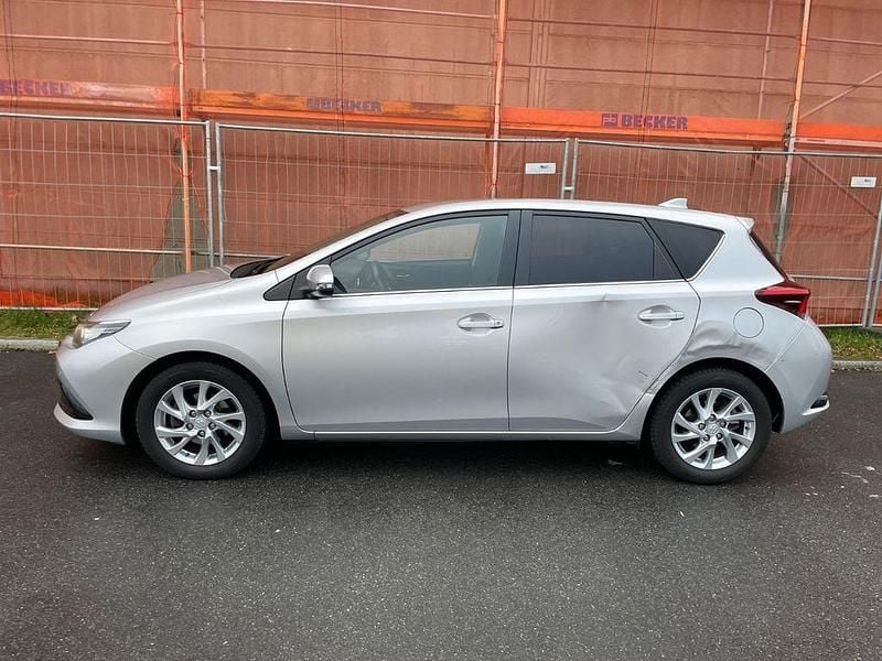 Gebraucht Toyota Auris Executive 116 PS (85 kW) 2016 Silber Limousine