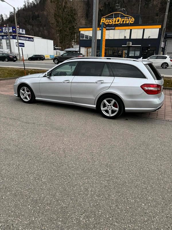Silber Gebraucht 2013 Mercedes E220 AMG Kombi | 11.500 € (Fairer Preis) - Bild 1/4