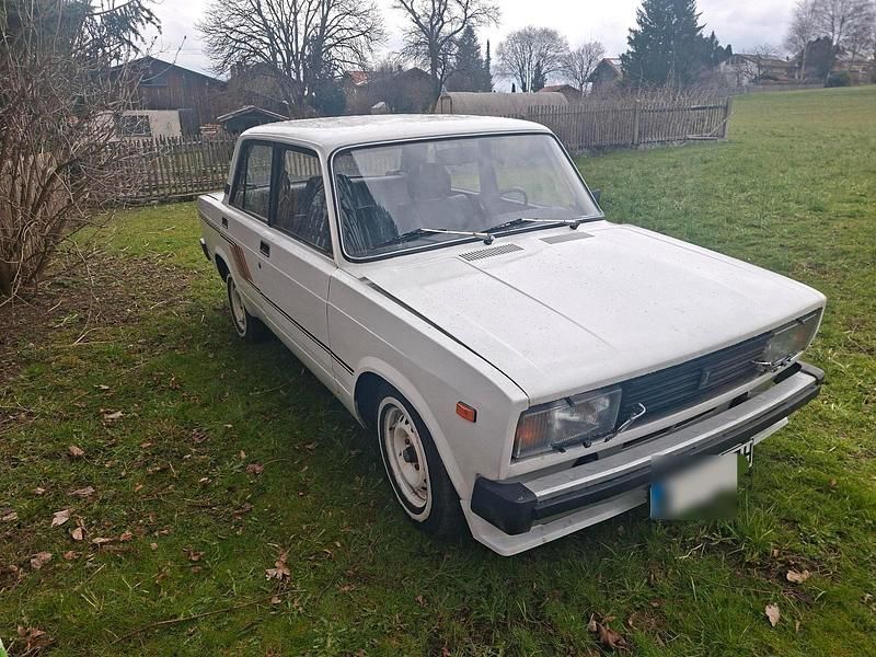 Second-hand Lada 2105 75 CP (55 kW) 1990 Alb Berlinǎ