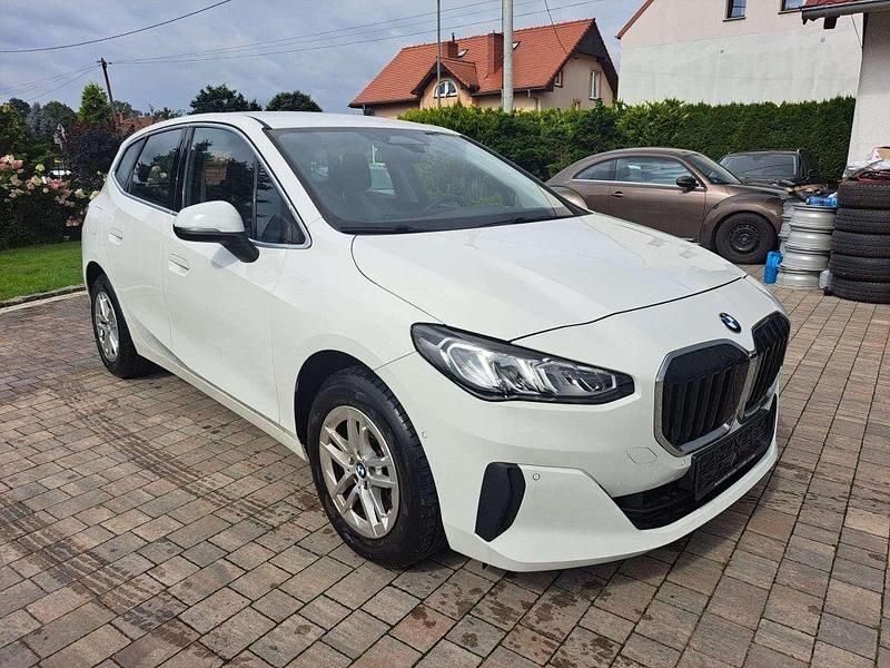 Alpinweiss iii Gebraucht 2022 BMW 220 Active Tourer Van / Kleinbus | 27.499 € (Fairer Preis) - Bild 1/4