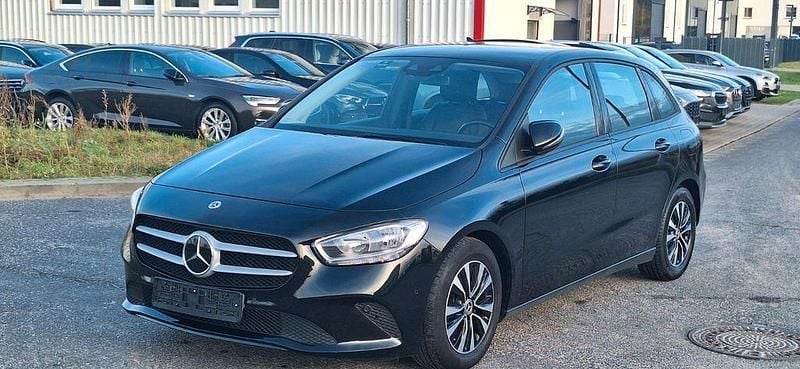 Schwarz Gebraucht 2021 Mercedes B200 Van / Kleinbus | 18.950 € (Guter Preis) - Bild 1/4