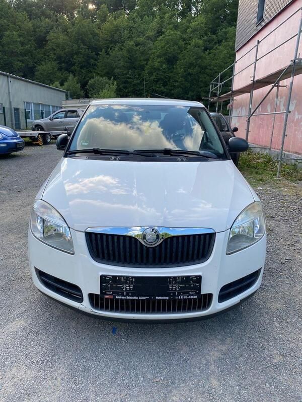 Weiß Gebraucht 2009 Skoda Fabia Classic Kleinwagen | 2.549 € (Fairer Preis) - Bild 1/4