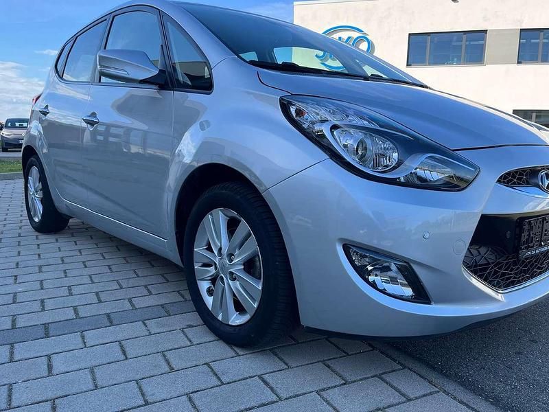 Silber Gebraucht 2013 Hyundai ix20 Style Van / Kleinbus | 10.900 € (Fairer Preis) - Bild 1/4