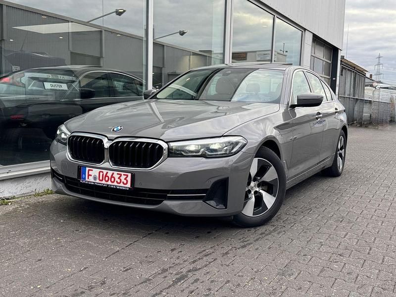 Grau Gebraucht 2021 BMW 520 Limousine | 28.999 € (Teuer) - Bild 1/4