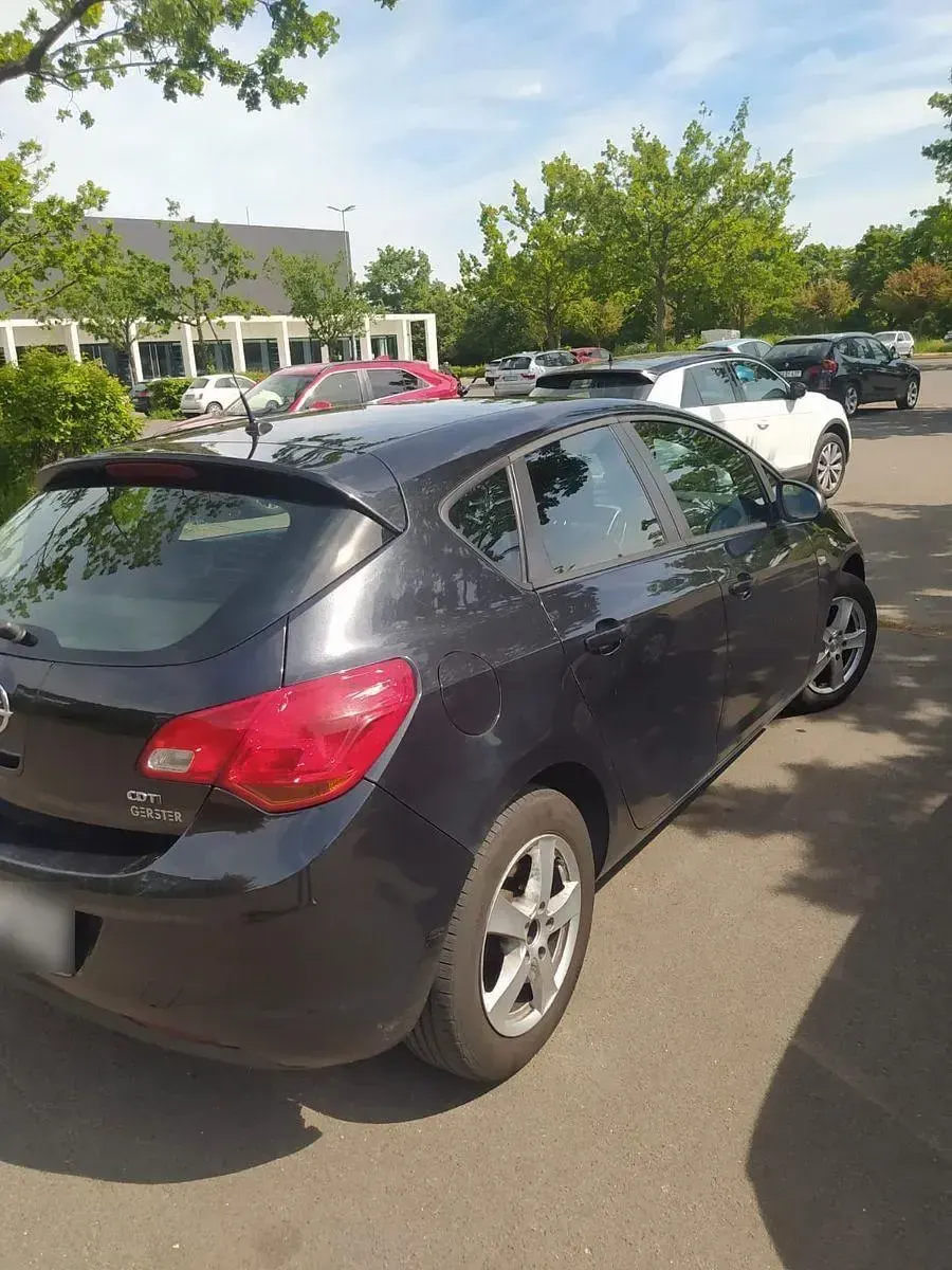 Gebraucht Opel Astra 110 PS (80 kW) 2012 Schwarz Limousine
