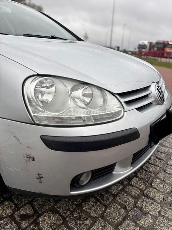 Second-hand VW Golf IV 105 CP (77 kW) 2004 Argintiu Berlinǎ