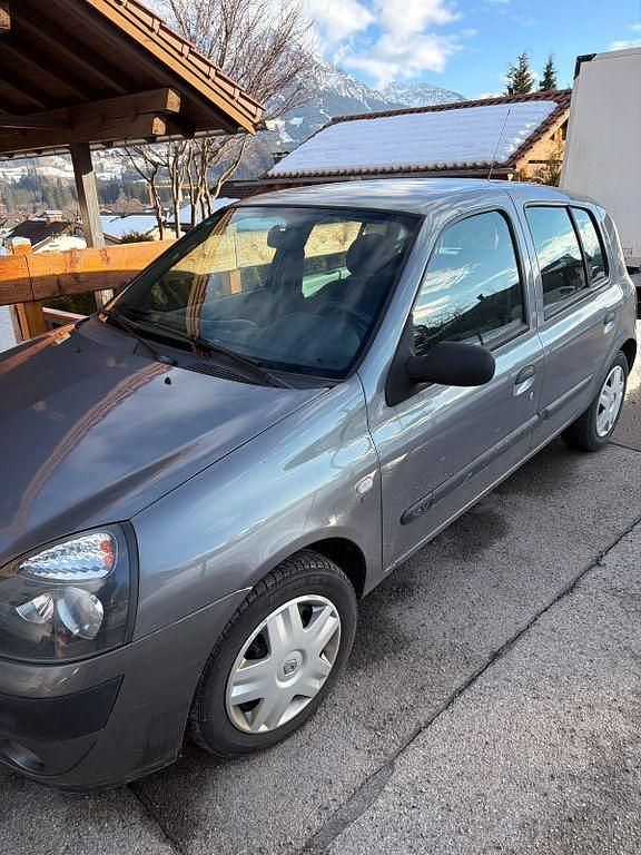 Grau Gebraucht 2003 Renault Clio II Privilege Limousine | 3.300 € (Etwas zu teuer) - Bild 1/3