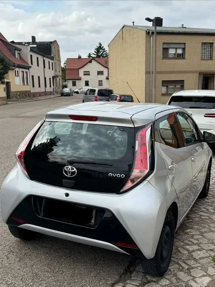 Gebraucht Toyota Aygo Edition-S 69 PS (50 kW) 2016 Grau Kleinwagen