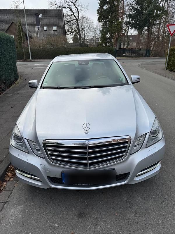 Gebraucht Mercedes E200 Avantgarde 184 PS (135 kW) 2011 Silber Limousine