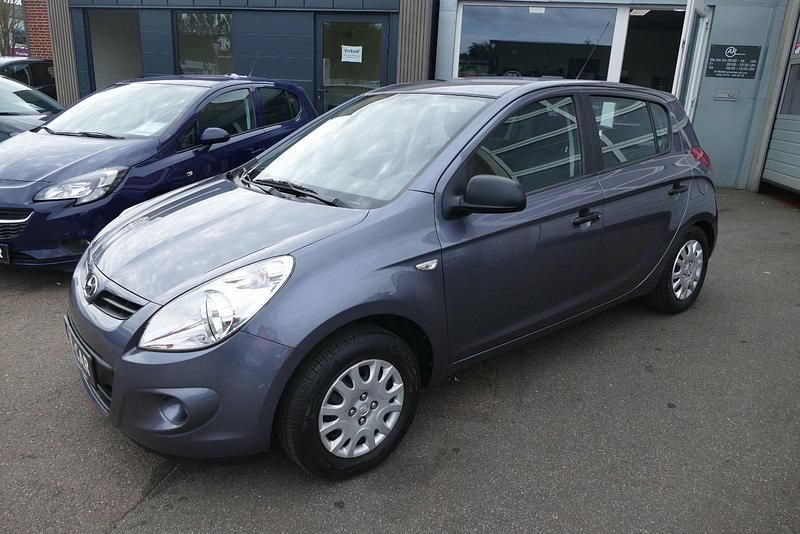 Grau Gebraucht 2011 Hyundai i20 Classic Kleinwagen | 5.990 € (Teuer) - Bild 1/4