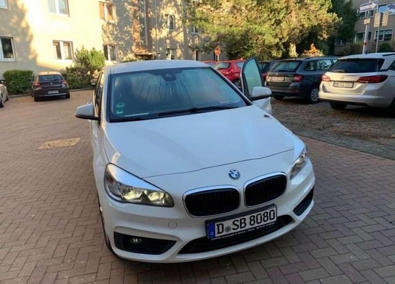 Weiß Gebraucht 2016 BMW 218 Active Tourer Advantage Van / Kleinbus | 10.900 € (Fairer Preis) - Bild 1/4