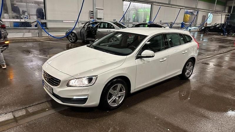 Gebraucht Volvo V60 Momentum 150 PS (110 kW) 2017 Weiß Kombi
