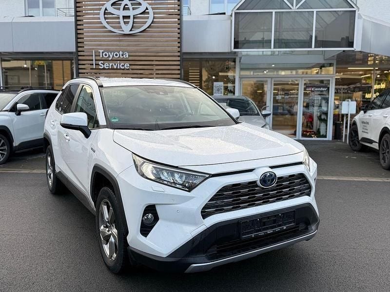 Weiß Gebraucht 2021 Toyota RAV4 Hybrid Team SUV | 30.990 € (Guter Preis) - Bild 1/4