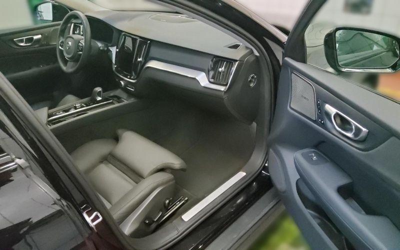 Gebraucht Volvo V60 CC Plus 197 PS (144 kW) 2023 Schwarz Kombi