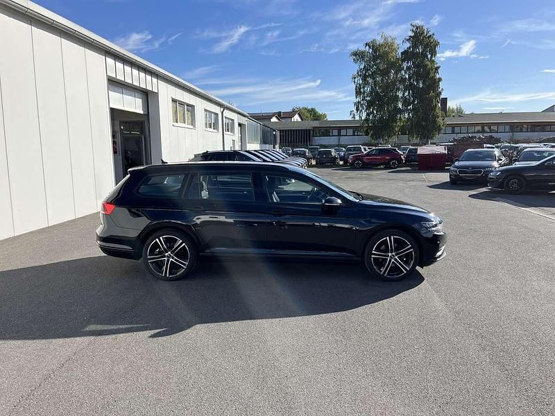 Gebraucht VW Passat R 150 PS (110 kW) 2022 Schwarz Kombi