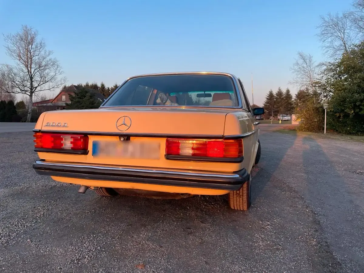 Gebraucht Mercedes 300 84 PS (61 kW) 1983 Gelb Limousine