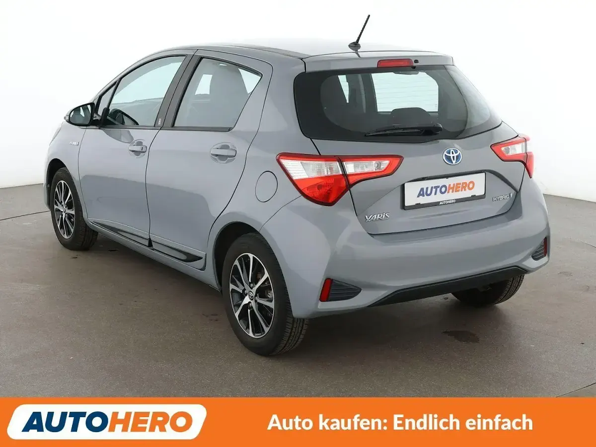 Gebraucht Toyota Yaris Hybrid Team 101 PS (74 kW) 2018 Grau Limousine
