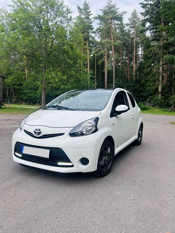 Weiß Gebraucht 2013 Toyota Aygo Kleinwagen | 4.350 € (Guter Preis) - Bild 1/4