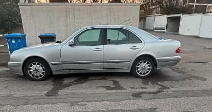 Silber Gebraucht 2001 Mercedes E240 Elegance Limousine | 3.990 € (Etwas zu teuer) - Bild 1/4