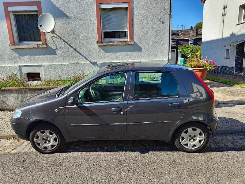 Grau Gebraucht 2003 Fiat Punto Kleinwagen | 500 € (Superpreis) - Bild 1/4