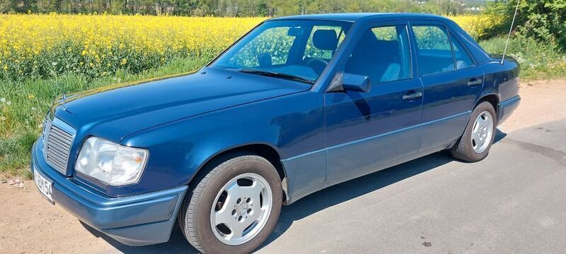Blau Gebraucht 1994 Mercedes E220 Limousine | 11.000 € - Bild 1/4