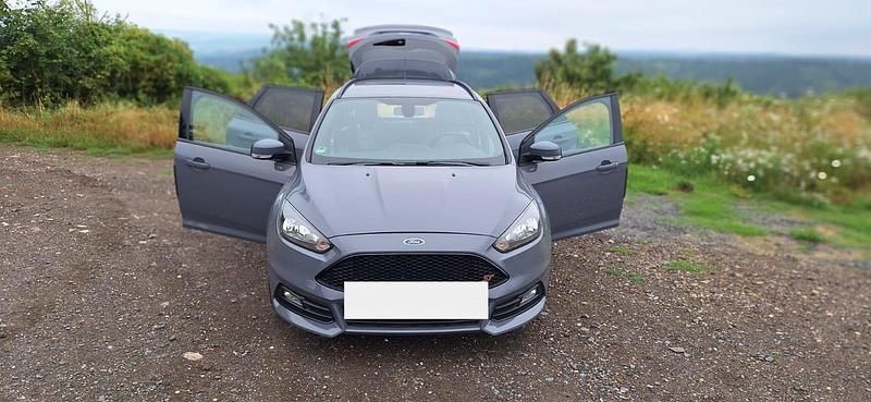 Grau Gebraucht 2016 Ford Focus ST Kombi | 17.499 € (Etwas zu teuer) - Bild 1/4