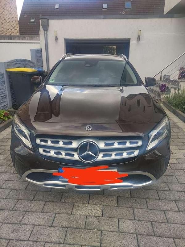 Braun Gebraucht 2016 Mercedes GLA250 Urban SUV | 21.500 € (Fairer Preis) - Bild 1/4