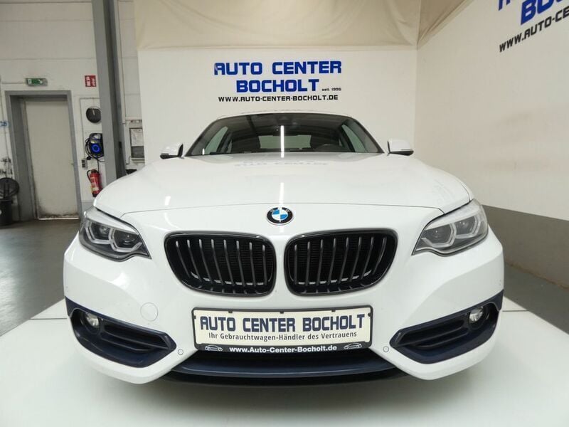 Weiß Gebraucht 2019 BMW 220 Sport Line Coupé | 17.400 € (Superpreis) - Bild 1/4